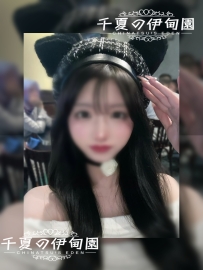 ? 番号：659  寿司店の優雅で若い女将。